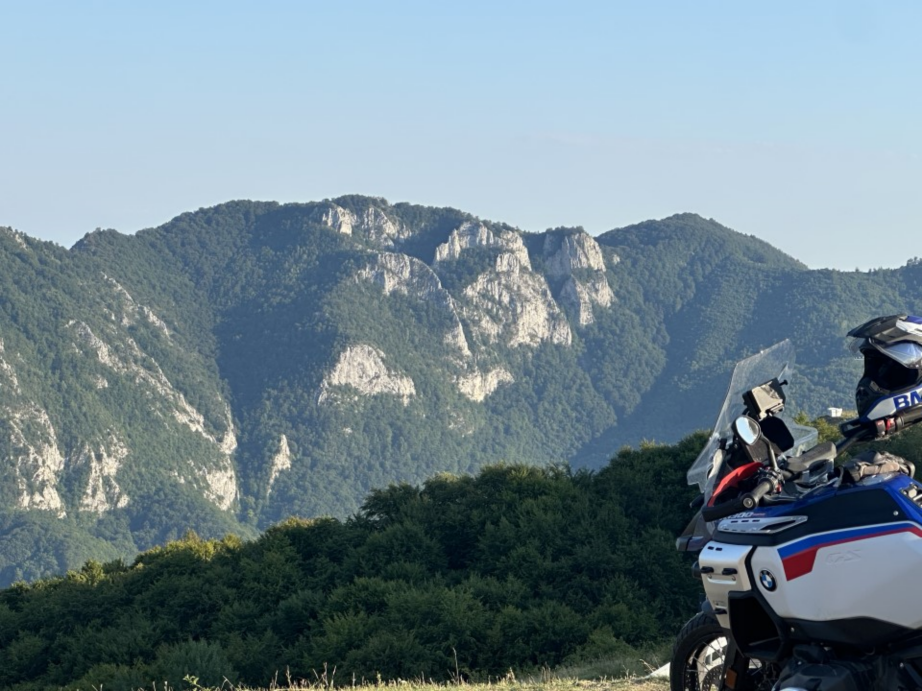 Aventură și adrenalină cu adventure riding romania – Învață și savurează mersul cu motocicleta pe drumuri on și off-road explorând cele mai frumoase locuri din lume.